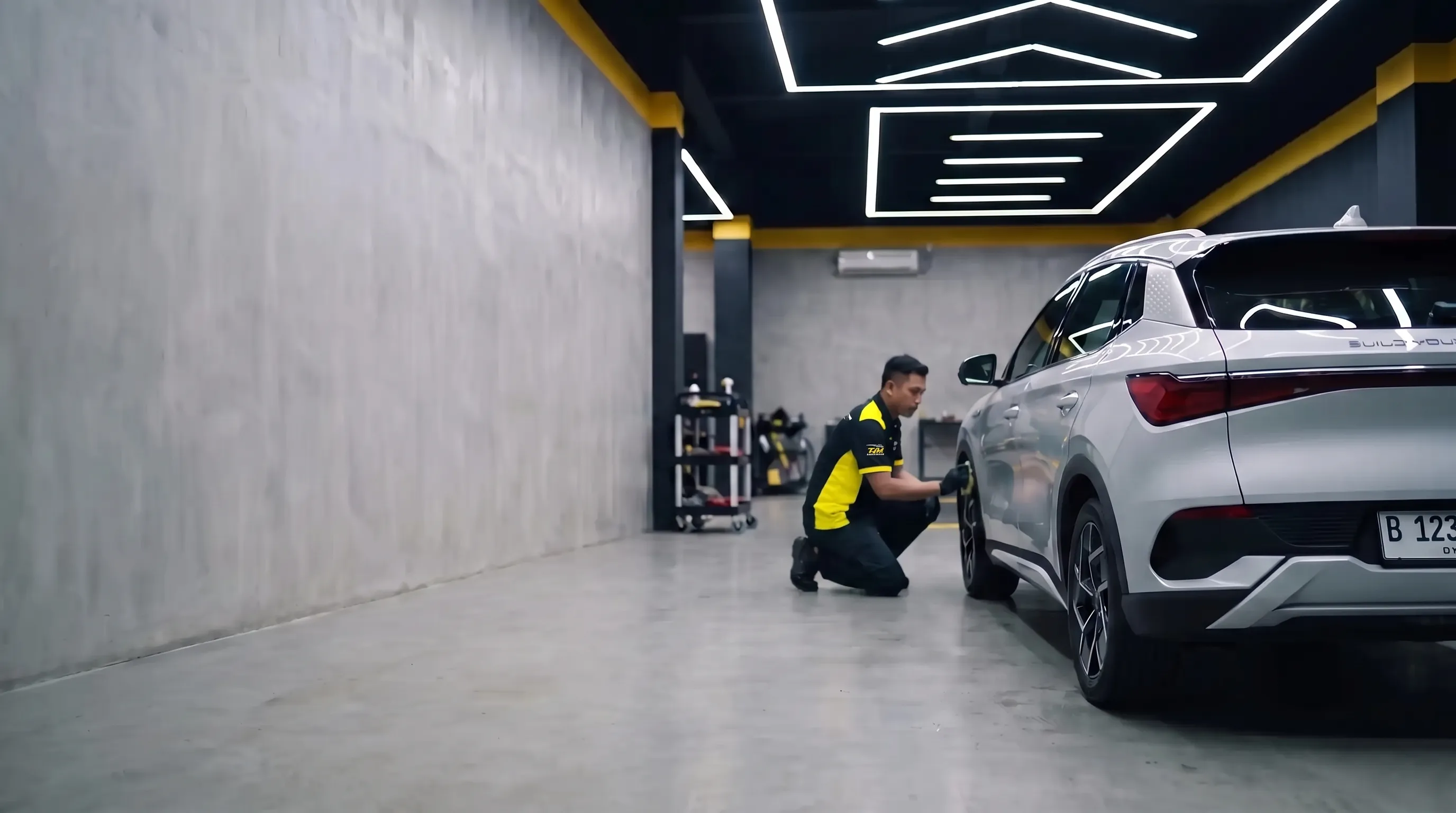 Mobil sport berwarna hitam mengilap